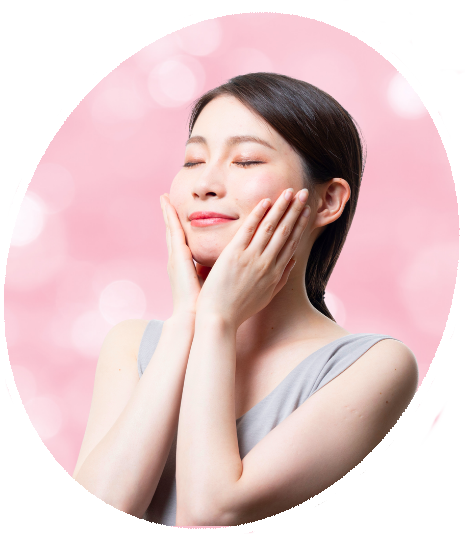 スキンケアする女性